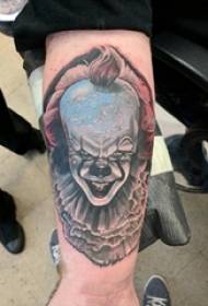 Clown tattoo op de pols van een gekleurde clown tattoo foto