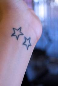 dua bintang pada pola tato pergelangan tangan