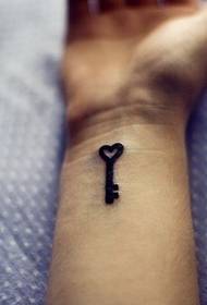 csukló szív alakú kulcs tetoválás minta