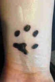 kutya karom tetoválás a csuklóján a kutya mancs tetoválás kép