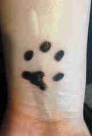 tatuaggio con artiglio di cane sul polso dell'immagine del tatuaggio della zampa di cane