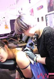 bellezza indietro processo di tatuaggio sanscrito