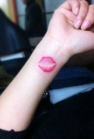 simplă și frumoasă buze roșii la încheietura modelului de tatuaj imprimat