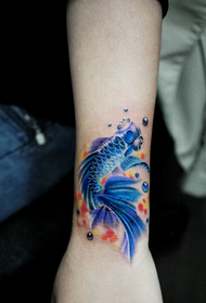 armblå liten guldfisk tatuering mönster