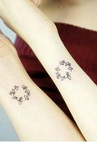 uma pequena imagem de tatuagem de pulso fresco para namoradas