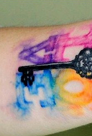 wzór tatuażu kluczowy kolor nadgarstka