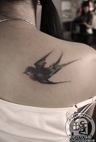 bellezza indietro Elegante e bellissimo modello di tatuaggio con rondine di inchiostro