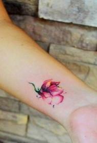 손목에 아름 다운 수채화 꽃 문신 패턴