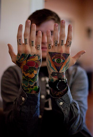 mani belle cù disegni di tatuaggi belli