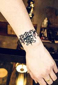 modello di tatuaggio da polso fresco da bambina