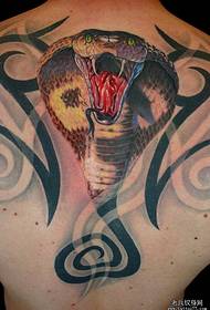 natrag realističan uzorak tetovaže kobre