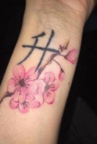 pola tato bunga gadis pergelangan tangan pada karakter Cina dan gambar bunga tato