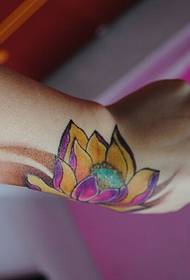 prachtige lotus tattoo patroon op de pols