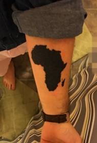 isithombe esimnyama nesimhlophe semidwebo ye-tattoo esihlakaleni