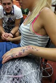 Tattoo bláth álainn áilleacht na hEorpa