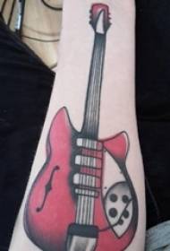 エレキギターのタトゥーの女の子の手首の色のギターのタトゥーの写真
