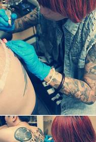 tatoueur retour opération de scène de tatouage