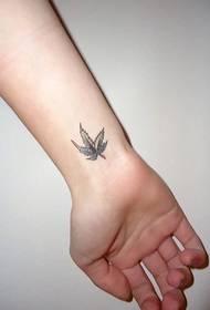 model de tatuaj frunze de artar frumos încheietura mâinii