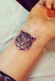 model de tatuaj avatar tigru la încheietura mâinii