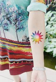 tatuagem de sol de cor de braço feminino