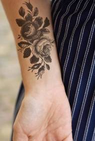 brazo negro tinta vintage rosa tatuaje patrón