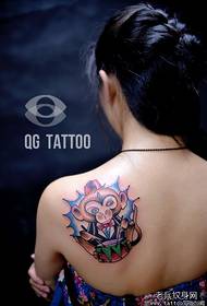 ragazza dietro un modello di tatuaggio carino scimmia