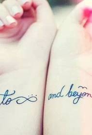 une belle lettre anglaise tatouée sur le poignet d'un couple