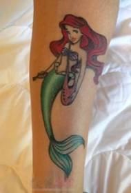 mergaitės riešą nutapytas animacinio filmo „Disney“ tatuiruotės paveikslas