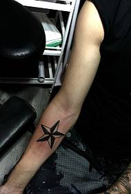 男士手腕上的简单五角星纹身刺青