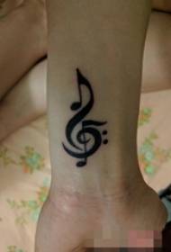 poignet de fille sur l'image de tatouage de note de ligne minimaliste noir