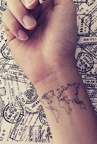 在手腕处纹身地图,带你走遍世界各地