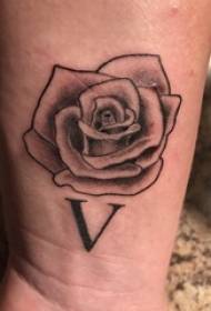 Barua za mikono ya kiume za mkono wa Ulaya na picha za rose za tattoo