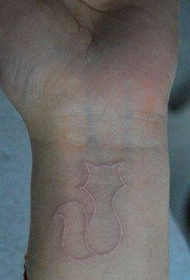 Adik lengan putih pola rubah tato kecil