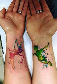 pola tato pergelangan tangan kanthi cat cat warna