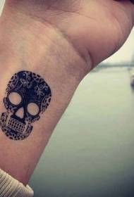 model de tatuaj de viță de mână neagră la încheietură