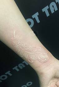 iphethini le-feather tattoo elingabonakali elibonakala esihlakaleni