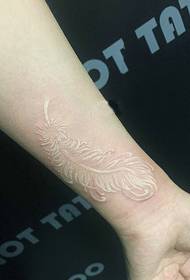 onsichtbar Fieder Tattoo Muster dat um Handgelenk ze gesinn ass