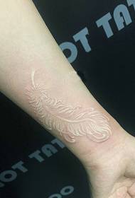 dili makita nga pattern sa feather tattoo nga makita sa pulso