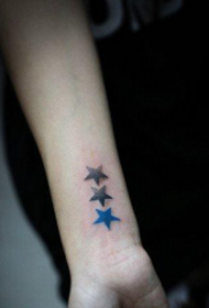 Женская рука маленькая и изысканная пятиконечная звезда с татуировкой