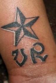 ranne musta viiden kärjen tähti alkuperäisellä tatuointikuvalla
