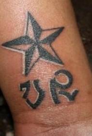 muñeca estrella negra de cinco puntas con imagen de tatuaje inicial