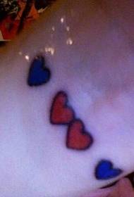 mavi ve kırmızı kalp şeklinde bilek dövme deseni