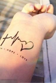 зглоб девојке на црној линији књижна мала свежа слика у облику ЕКГ тетоважа у облику срца