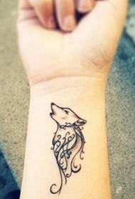 usa ka babaye nga tattoo sa pulso nga wolf totem