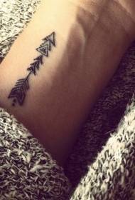 pequeño tatuaje tribal negro divertido flecha tatuaje