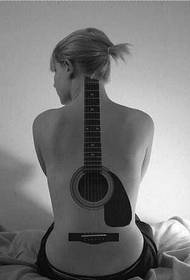 Sexet udenlandsk skønhed tilbage med en personlighed guitar tatovering figur