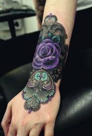 ļoti skaistas krāsainas mežģīņu rozes uz plaukstas locītavas tetovējuma modeļa