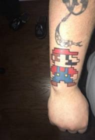 Super Mario tattoos manlike polsen op 'e kleurde Super Mario-spultsje tatoeëringsfoto's