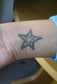手首に黒い線の星のタトゥーパターン
