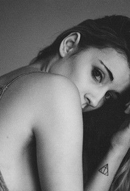 Tatuaggio bellissimo triangolo sulla ragazza
